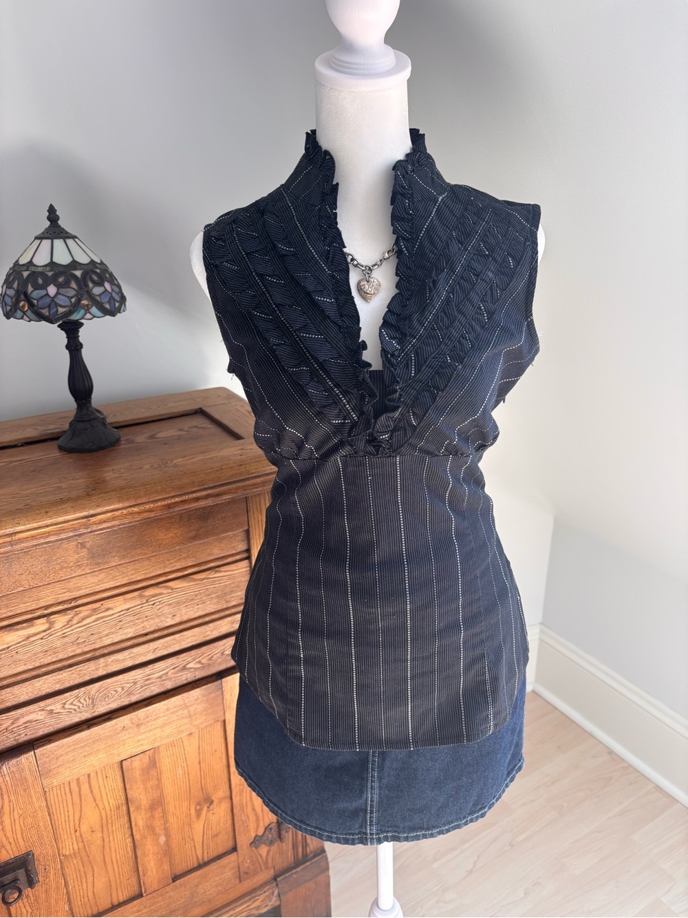 Dynamite Ruffled Sleeveless Blouse 🖤